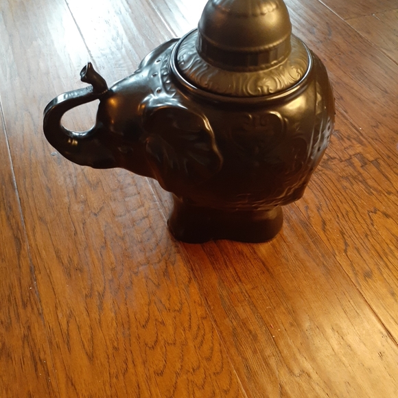 GORGEOUS NWT Z-Gallerie 13" Trunk-Up Lucky Elephant Black Ceramic Urn Vase. - Picture 10 of 10